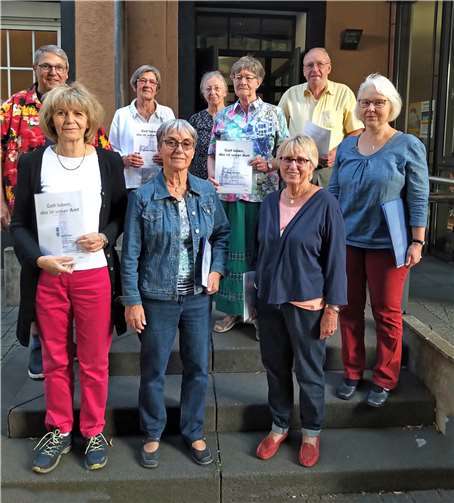 Die Jubilare vorne von links nach rechts: Hiltrud Kochhan, Gisela Ehlscheid, Sigrid Niehörster, Katharina Bosse-Erhardt; hinten von rechts nach links: Jens Reinhardt, Inge Nicolai, Ute Brandt, Gisela Weigel; ganz links: Chorleiter Thomas Schmidt. Foto: privat