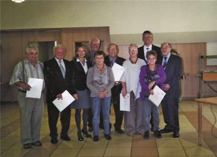 Die Jubilaren mit Heike Raab (3.v.l.), Ortsbürgermeister Norbert Bahl und dem AWO-Vorsitzenden von Urmitz, Ernst Schupp.privat