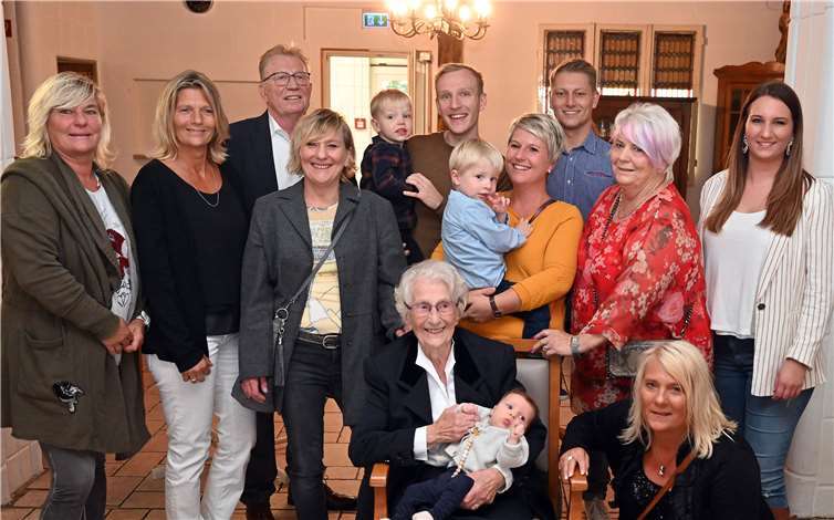 Die Jubilarin im Kreis der engsten Familie, mit dem jüngsten Ur-Urenkel auf dem Schoß. Foto: -AB-