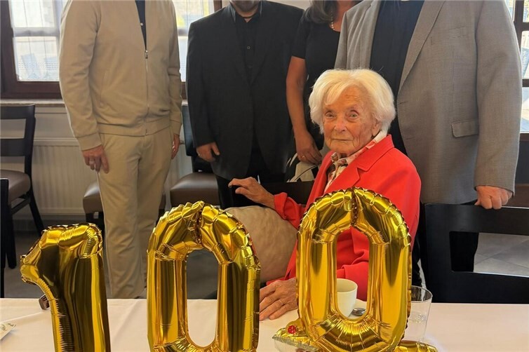 Die Jubilarin mit einigen Ehrengästen