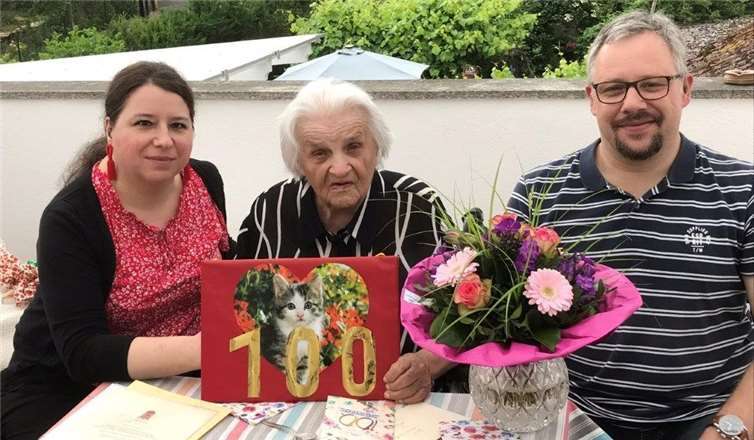 Die Jubilarin mit ihren Enkelkindern Tamara (links) und Boris (rechts).Foto: privat