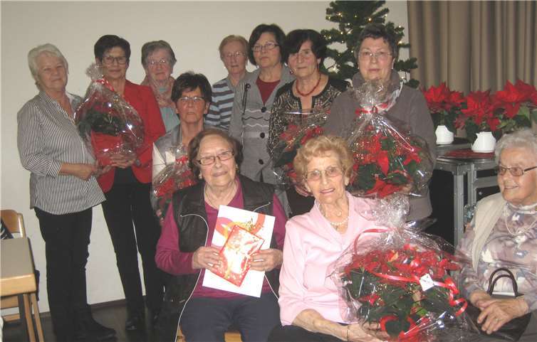 Die Jubilarinnen erhielten eine Urkunde sowie einen Weihnachtsstern.privat