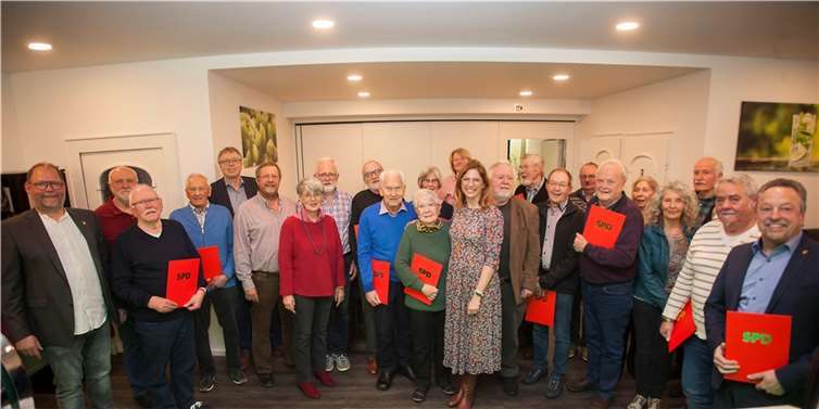 Die Jubilarinnen und Jubilare, in der Mitte Landtagsfraktionsvorsitzende Sabine Bätzing-Lichtenthäler mit der für 65 Jahre SPD-Mitgliedschaft geehrten Erika Vogtmann. Foto: Wolfgang Tischler