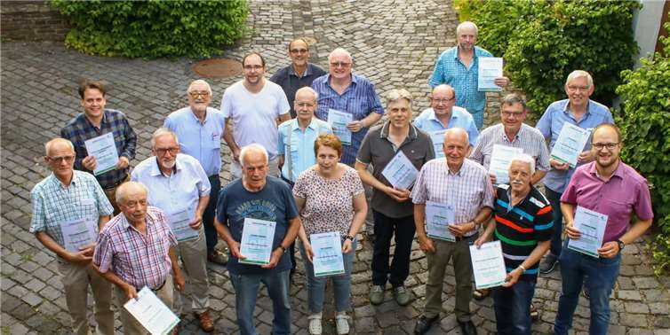 Die Jubiliare erhielten eine Urkunde. Foto: Sven Bauer