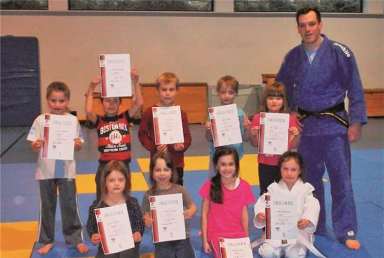 Die Judo-Kids mit ihrem Trainer Holger Schenk, der sich über super Leistungen seiner Schützlinge zum weiß-gelben Gürtel freuen konnte.JC Maifeld