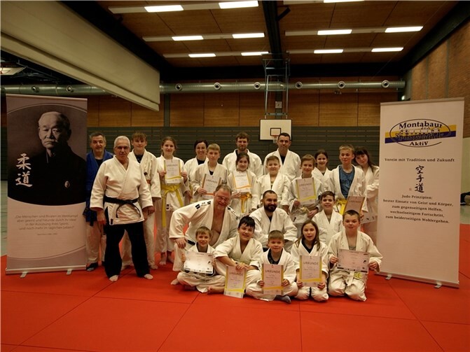 Die Judoka der Sportfreunde Montabaur Aktiv e. V. mit ihren Trainern und Betreuern nach der Gürtelprüfung im Dojo Montabaur.  Foto: Patrick Sudol