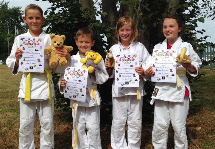Die Judoka der U10 des Judo Club Maifeld e.V. nach der Plüschtier-Olympiade. Laura, Vanessa und Niklas belegten Platz drei, Cyrano erkämpfte sich verdient Platz eins in Koblenz.privat