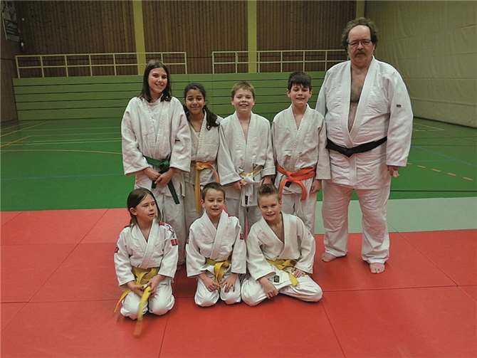 Die Judoka mit Trainer Helger Weingarten; es fehlen Cheyenne und Chiara Langer.privat