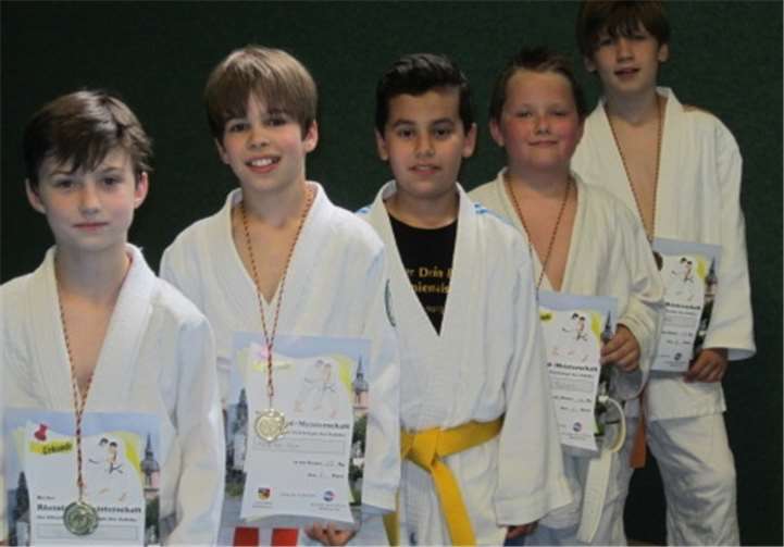 Die Judokas in der Altersklasse U12 freuen sich über ihre Urkunden.privat