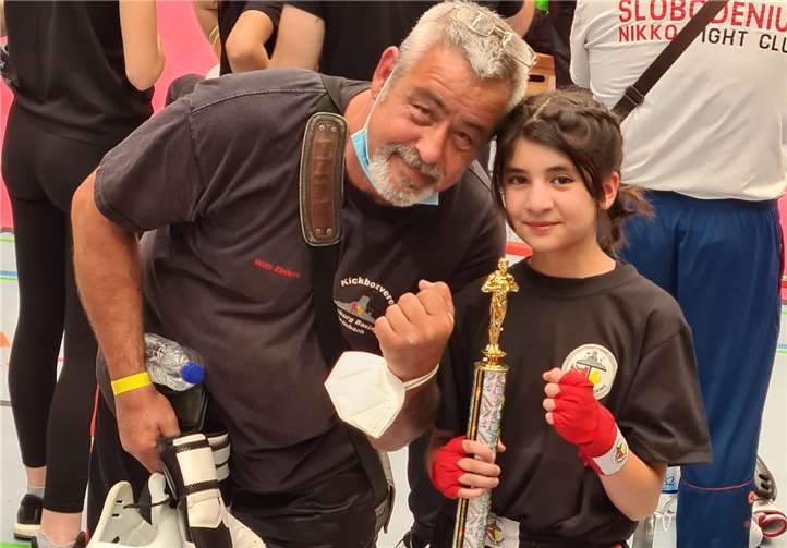 Die Jüngste der Truppe, Nasanin Bolandin, mit ihrem Pokal. Sie musste sich erst im Finale geschlagen geben.