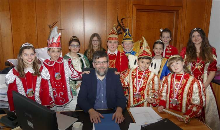 Die Jüngsten der närrischen Machthaber durften dem Bürgermeister in seinem Büro mal über die Schulter schauen.