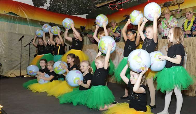 Die Jüngsten hielten buchstäblich die Welt in den Händen. Fotos: CEW