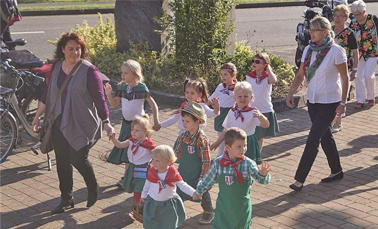 Die Jüngsten in ihren schmucken Winzertrachten bildeten zusammen mit den Möhnen besondere Farbtupfer im Umzug. MT