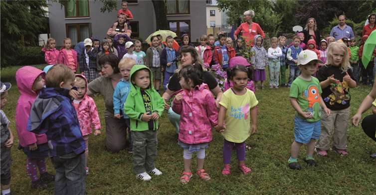 Die Jüngsten sangen vom Bus, der alle mitnimmt und begrüßten so die Gäste des Sommerfestes.AB