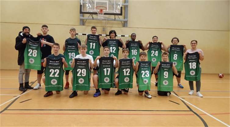 Die Jugend-Basketball-Gruppe des Post SV Remagen freut sich über die neuen Outfits. Foto: privat