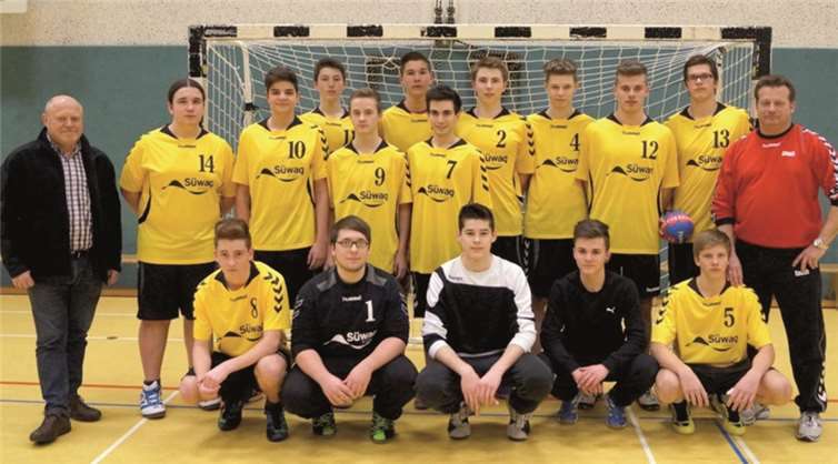 Die Jugend-Mannschaften der Sportfreunde Puderbach freuen sich über ihre neuen Trikots. privat