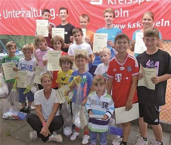 Die „Jugend-Tennisolympiade“ wurde mit einer Siegerehrung, bei der Urkunden und Sachpreise verliehen wurden, beendet. privat