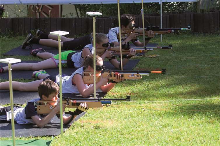 Die Jugend am Schießstand.