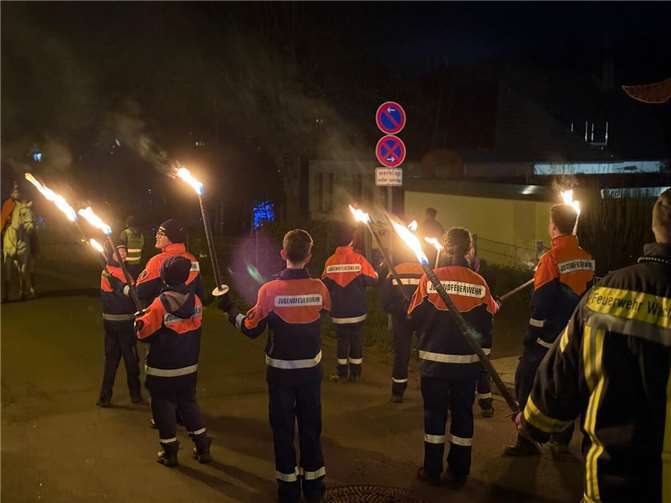 Die Jugend der Freiwilligen Feuerwehr führte den Umzug mit Fackeln an.Fotos: privat