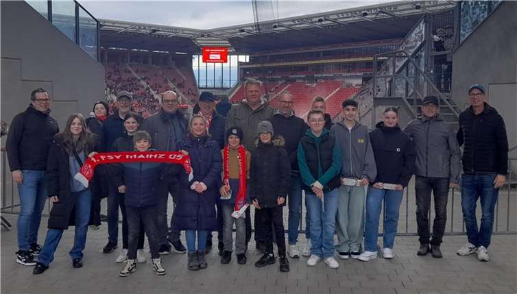 Jugend zu Gast beim Bundesligaspiel des FSV Mainz 05 Die Jugend des 1. FC Sankt Johann vor dem Bundesligaspiel des FSV Mainz 05.