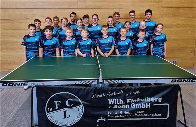 Die Jugend des FCL TT Niederlützingen mit den neuen Trikots.  Foto: privat