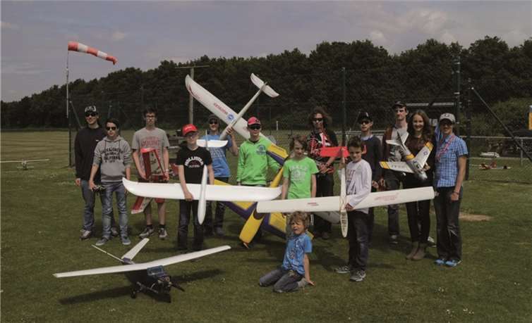 Die Jugend des MFC Rheinbach mit ihren selbst gebauten Fliegern.privat