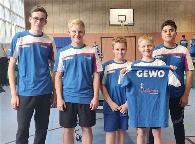 Die Jugend des TTV Oberwinter in neuen Spieltrikots gesponsert vom Textil-Atelier Suleiman.  Foto: privat