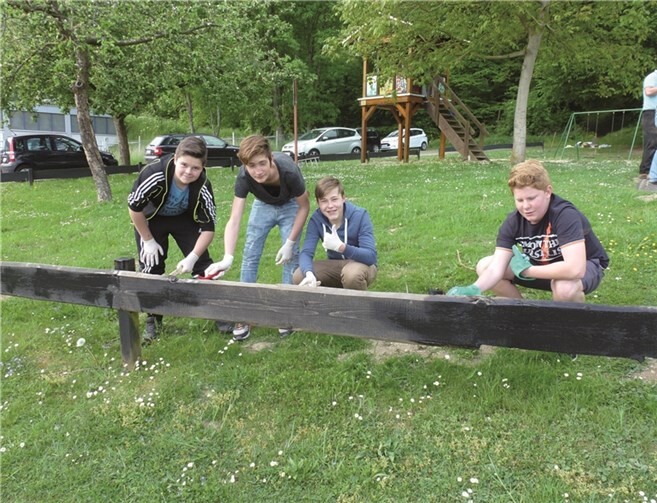Die Jugend half beim Streichen des Holzzaunes mit.privat