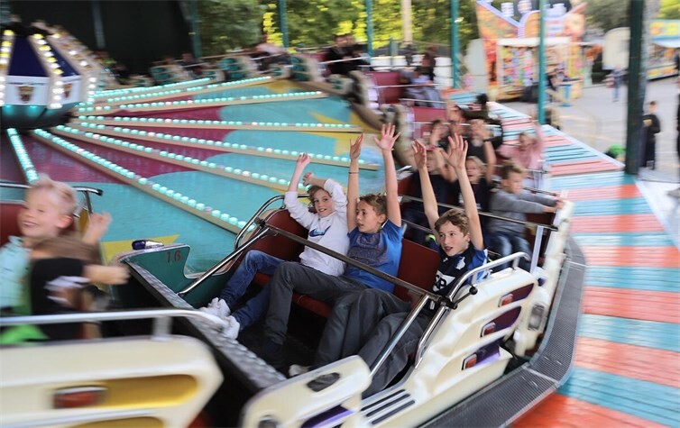 Die Jugend hatte viel Spaß auf der „Berg und Tal Bahn“.