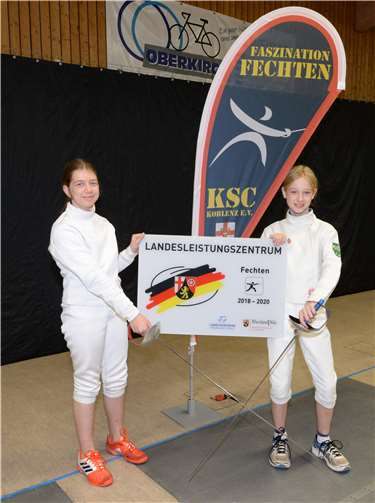 Die Jugend ist beim Königsbacher SC bestens aufgestellt und strebt nach internationalen Erfolgen. Auch diese beiden Nachwuchs-Fechterinnen, Frederike Reinhardt und Katharina Ratz (v.l.), fühlen sich im Landesleistungszentrum Fechten in Koblenz gut aufgehoben.
