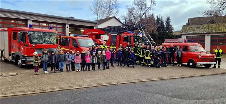 Die Jugend- und Bambinifeuerwehr mit Betreuern.  Foto: privat