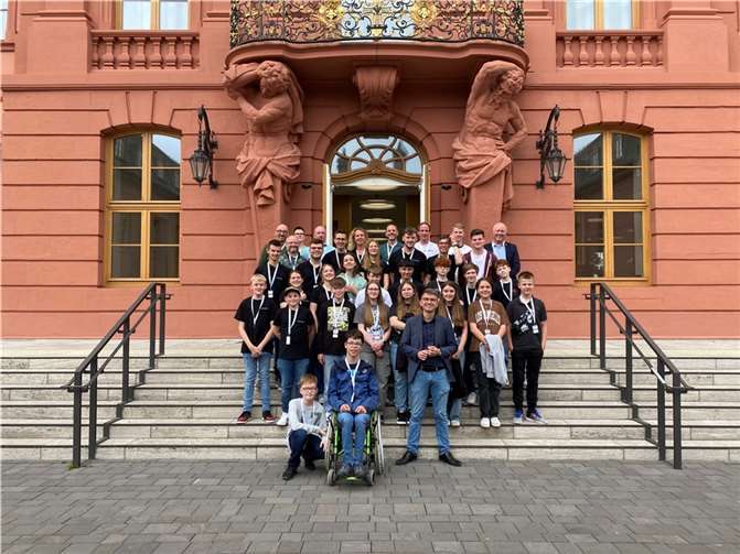 Die Jugend und die Mitglieder des Gemeinderates aus Hambuch besuchten auf Einladung des CDU-Landtagsabgeordneten Jens Münster den rheinland-pfälzischen Landtag. Foto: Maike Malzahn