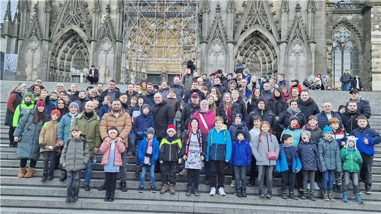 Die Jugendabteilung der SG Westum-Löhndorf vor dem Kölner Dom.  Foto:privat