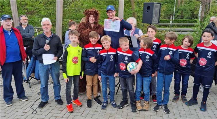 Die Jugendabteilung des FC Pech freut sich über die Spende des Pecher Eazebärs.  Foto: FC Pech
