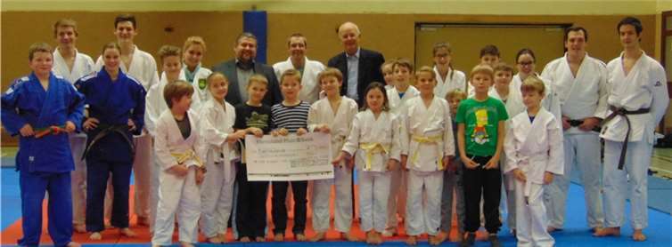 Die Jugendarbeit des Judo Club Maifeld wird mit einer großzügigen Spende unterstützt.BES