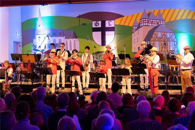 Die Jugendband "Feier-Brass" sorgte für beste Stimmung im Bürgerhaus Leubsdorf.Fotos: Frank Schieritz