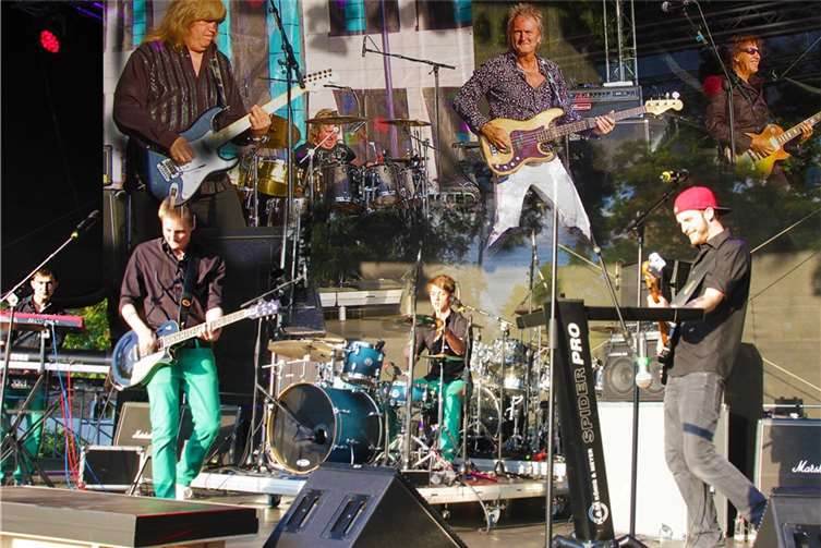 Die Jugendband aus Rheinbach, „The Fläsh“, eröffneten das spektakuläre Rock-Konzert zum Auftakt der Rheinbach Classics 2015. Die Band „Sweet“ war bereits 2009 bei Rheinbach Classics dabei (im Hintergrund zu sehen).