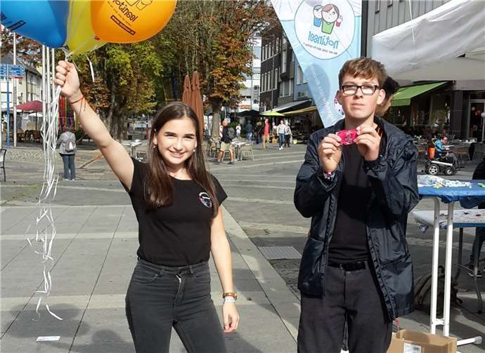 Die Jugendbeiratsmitglieder Madeleine Kopp und Max Schneider haben fleißig Luftballons an Kinder verteilt.Foto: privat