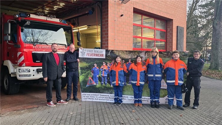 Die Jugendfeuerwehr Bendorf freut sich über ein neues, ansprechendes Banner, das künftig am Gerätehaus in Mülhofen prangen soll. Foto: Stadtverwaltung Bendorf