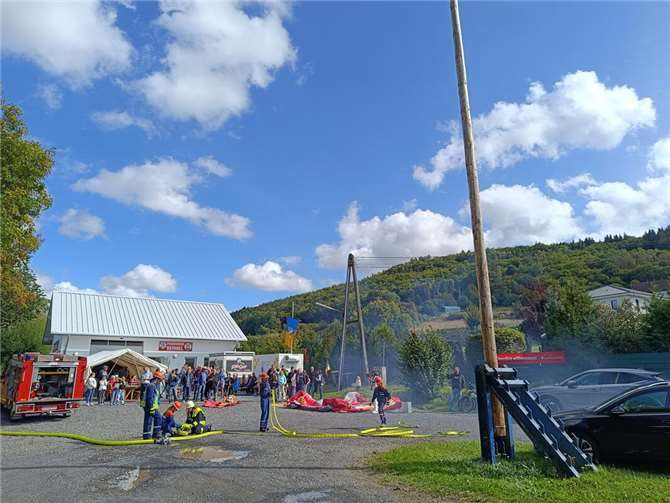 30 Jahre Jugendfeuerwehr Bermel gefeiert Die Jugendfeuerwehr Bermel demonstrierte bei einer Schauübung ihr Können.