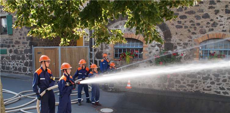 Die Jugendfeuerwehr Brohltal zeigte bei einer Löschübung ihr Können.