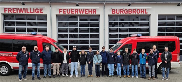 Die Jugendfeuerwehr Burgbrohl auf dem Weg zum Wintertraum im Phantasialand. L: Martin Schankin, Jugendwart JFW Burgbrohl. 2.v.l: Stephan Matthias, Förderverein der FFW Burgbrohl. R: Tobias Thieringer, Haus Bachtal GmbH. 2.v.r: Markus Meurer, Förderverein der FFW Burgbrohl. 3.v.r: Christian Schwank, Jugendwart JFW Burgbrohl. Foto: Jugendfeuerwehr Burgbrohl