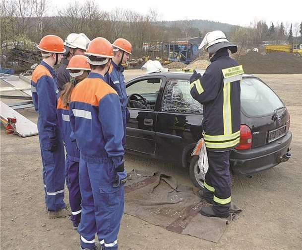 Die Jugendfeuerwehr Kottenborn übte das Vorgehen eines Technischen-Hilfe-Einsatzes bei einem Verkehrsunfall. Boris Bauer