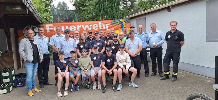 Die Jugendfeuerwehr Kürrenberg mit den Helfern des Jubiläums und Ortsvorsteher Sascha Flinsch (1.v.l.), stellv. Wehrleiter der Stadt Mayen Sascha Reiff (2.v.l.), Wehrleiter der Stadt Mayen Stefan Stein (3.v.l.), Wehrführer Peter Kaliszan (2.v.r.) und dem stellv. Wehrführer Ingo Berg (3.v.r.).  Fotos: privat