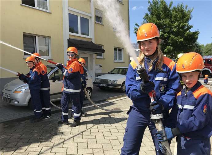 Die Jugendfeuerwehr Plaidt zeigte bei einer Übung ihr Können. Ab zehn Jahren können Mädchen und Jungs mitmachen.