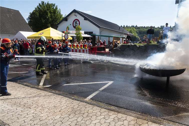 Die Jugendfeuerwehr Puderbach im Einsatz: Mit drei C-Rohren gegen die Flammen. 