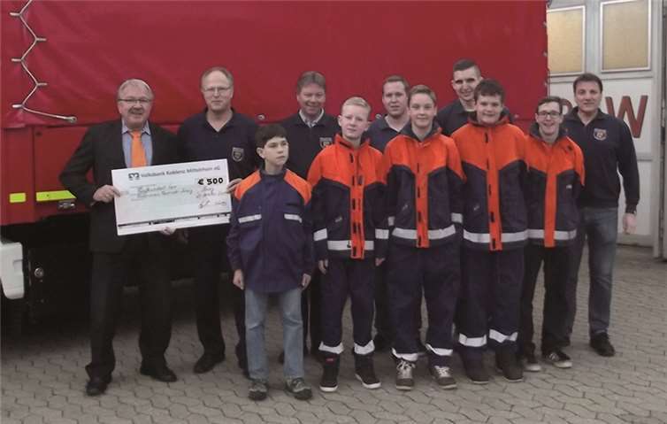 Die Jugendfeuerwehr Sinzig erhält 500 Euro. Darüber freuen sich sehr Heinz Engels und Reinhold Dedenbach mit den Aktiven der Jugendfeuerwehr. privat