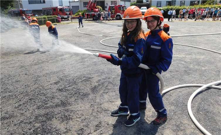 Die Jugendfeuerwehr Staudt bei ihrem Löschangriff.