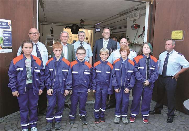 Die Jugendfeuerwehr Waldorf freute sich über die großzügige Spende von Helmut Wilhelms zur Gründung der Jugendfeuerwehr. -WK-