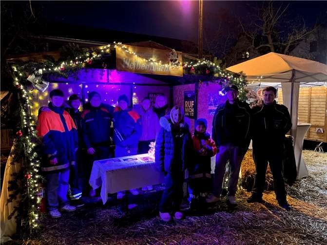 Die Jugendfeuerwehr Weißenthurm betrieb einen Stand auf dem Thurer Weihnachtsmarkt. Quelle: Jugendfeuerwehr Weißenthurm